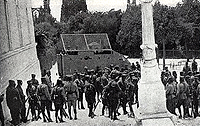 Foto van soldaten in het centrum van Athene in juni 1924 net voor de Pangalos staatsgreep - Veremis, Th., Oikonomia kai Diktatoria: I syngyria 1925-1926, Publicaties van de Culturele Stichting van de Nationale Bank