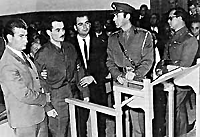 Alexandros Panagoulis staat terecht voor het militair tribunaal van de junta op 3 november 1968