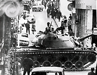 Tanks patrouilleren in de straten van Athene in November 1973