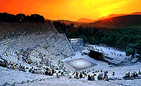 Het oude Epidaurus theater bij zonsondergang