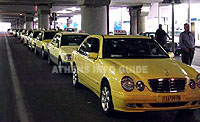 Een rij taxi(s aan de luchthaven van Athene