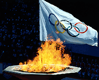 Vlag en vuur, symbolen van het Internationaal Olympisch Comite (IOC)