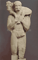 Een van de oudste en meest indrukwekkende votief offergaven op de Akropolis en een van de weinige waarbij een man afgebeeld wordt, is de Moschophoros (kalfdrager), een beeld dat door een onbekende kunstenaar ca. 570 VC uit Hymittos marmer gemaakt werd. Een opschrift op de voet vermeldt de naam van de schenker, Rombos. - Akropolis Museum