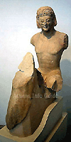 De Ruiter Rampin, 550 VC. Het hoofd van de ruiter werd in 1877 in Athene gevonden. Het werd gekocht door de verzamelaar Georges Rampin die het aan het Louvre schonk. De rest van het beeld werd in 1886 gevonden. - Akropolis Museum