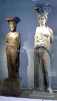 Twee van de vijf oorspronkelijke Kariatiden (420 VC) in het Akropolis Museum. De Kariatiden waren beelden van jonge vrouwen gekleed in een peplos. Ze ondersteunden het dak van de zuidelijke portiek van het Erechteion. Ze werden waarschijnlijk gemaakt door Alkamenes, een student van de grote beeldhouwer Pheidias. - Akropolis Museum