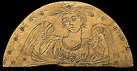 Halfcirkelvormige herinneringsplaatje in been met afbeelding van een gevleugelde vrouwelijke figuur die een ruiker bloemen vast houdt. Het is een allegorie op de lente (6de eeuw VC) - Benaki Museum (foto: Makis Skiadaressis)
