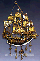 Karavella, gouden religieus medaillon met polychroom email en parels van het Patmos Eiland - 17de eeuw - Benaki Museum