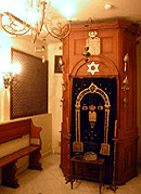 Het interieur van een synagoog in het Joods museum in Athene