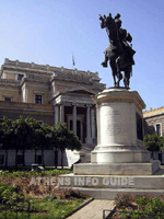 Het Nationaal Historisch Museum van Griekenland in Athene met op de voorgrond het standbeeld van Kolokotronis